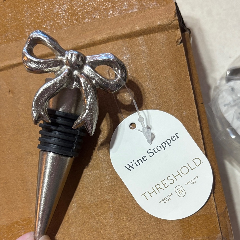 NWT Threshold Metallic Silver Bow Wine Stopper